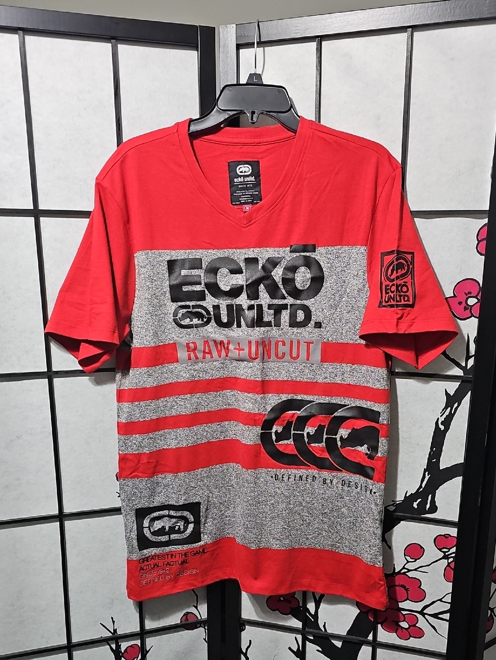 Ecko Unltd Raw & Uncut Graphic Design V Neck Tee Shirt‎ Size Medium NWT